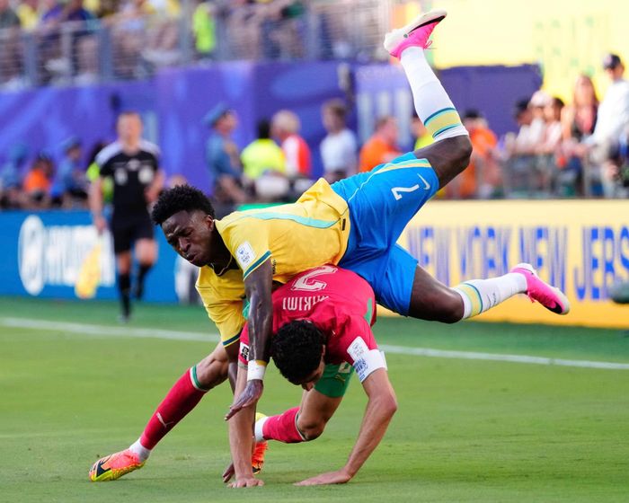 Vinícius Junior tranh chấp với Achraf Hakimi trong trận ra quân của Brazil và Morocco ở World Cup 2026. Ảnh: Jose Breton/NurPhoto/Shutterstock.