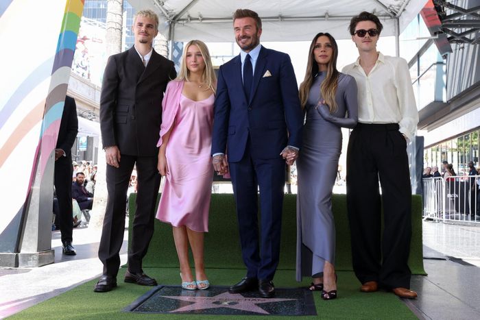 Các thành viên gia đình đều có mặt trong lễ gắn sao David Beckham trên đại lộ danh vọng, ngoại trừ vợ chồng Brooklyn. Ảnh: REUTERS.