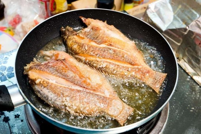  Cá bị chiên quá kỹ, ngập dầu sẽ tạo ra các hợp chất gây nguy cơ ung thư cao. Ảnh: Boss The Kitchen. 