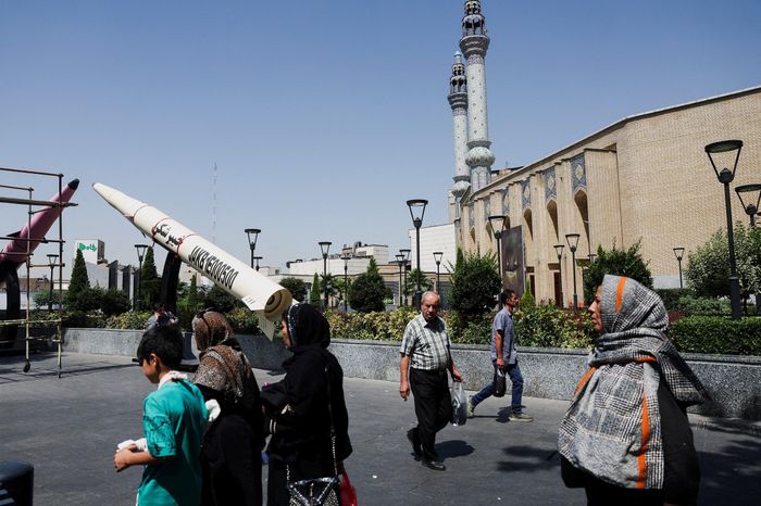 Tên lửa trưng bày trên đường phố Tehran. Ảnh: Reuters.