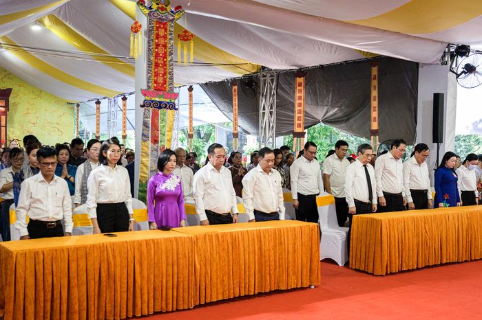  Lãnh đạo, đại biểu và phật tử dành một phút mặc niệm, tưởng nhớ những người đã hy sinh vì Tổ quốc, trước khi bắt đầu nghi lễ chính. 