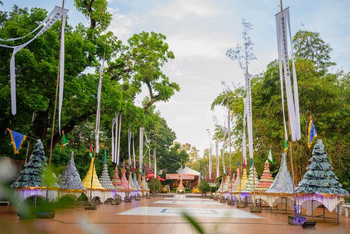  Việc lựa chọn Công viên Văn hóa Lê Thị Riêng làm nơi tổ chức lễ kỳ siêu mang ý nghĩa sâu sắc. Đây cũng là khu vực các lực lượng chức năng đang triển khai công tác tìm kiếm, quy tập hài cốt các liệt sĩ hy sinh trong cuộc Tổng tiến công và nổi dậy Xuân Mậu Thân 1968. 