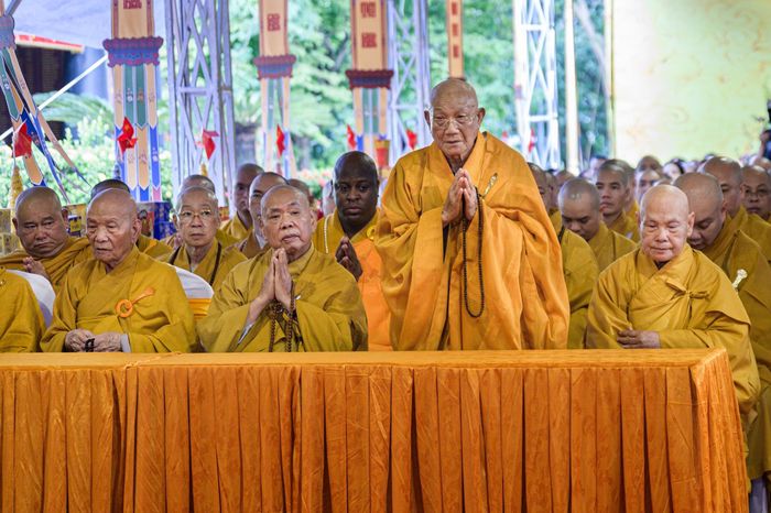  Về phía Giáo hội Phật giáo Việt Nam, có sự tham dự của Hòa thượng Thích Thiện Nhơn - Chủ tịch Hội đồng Trị sự Giáo hội Phật giáo Việt Nam (GHPGVN); Hòa thượng Thích Minh Thông - Phó Thư ký Ban Thường trực Hội đồng Chứng minh GHPGVN; Hòa thượng Thích Thiện Pháp - Phó Chủ tịch Thường trực Hội đồng Trị sự GHPGVN; Hòa thượng Thích Huệ Minh (hàng đầu, theo thứ tự từ phải sang trái trong ảnh); Thượng tọa Thích Lệ Trang - Trưởng ban Trị sự GHPGVN TP.HCM, Trưởng ban Tổ chức. 