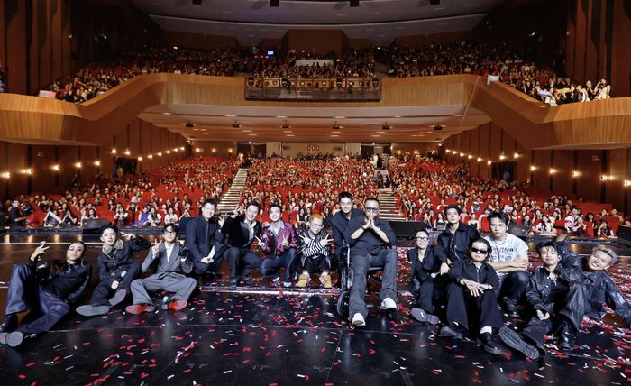  Khoảnh khắc khép lại sự kiện fan meeting của SpaceSpeakers. Các nghệ sĩ cùng chụp lại bức ảnh kỷ niệm cùng người hâm mộ. Bên cạnh đó, nhóm cũng công bố concert mang tên KOSMIK dự kiến diễn ra tại Hà Nội vào cuối năm. 