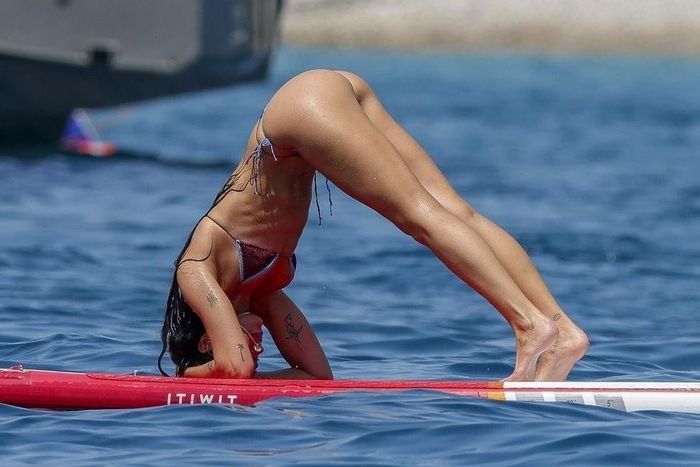 Hình ảnh trồng chuối trên chiếc ván nhỏ của Dua Lipa thu hút sự chú ý. Ảnh: Backgrid.