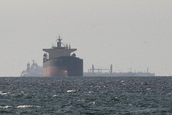 Các tàu chở hàng di chuyển trên vùng Vịnh, gần eo biển Hormuz. Ảnh: Reuters.