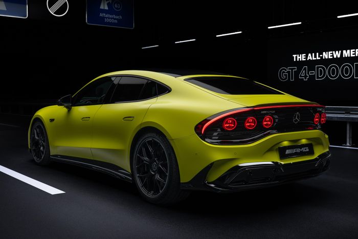 Thương hiệu đã bước vào kỷ nguyên xe điện với mẫu Mercedes-AMG GT 4-Door Coupe mới ra mắt vào tháng 5/2026. Mẫu xe này sử dụng 3 động cơ điện axial flux mạnh tối đa 1.169 mã lực.