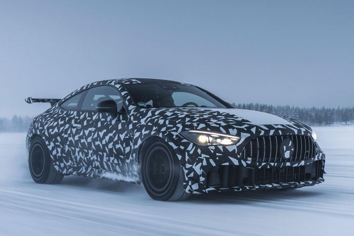 Ngoài ra, dòng coupe Mercedes-Benz CLE sẽ được bổ sung phiên bản mạnh hơn mang tên CLE 63 vào cuối năm 2027, bên cạnh phiên bản giới hạn thuộc dải sản phẩm cao cấp nhất Mythos.