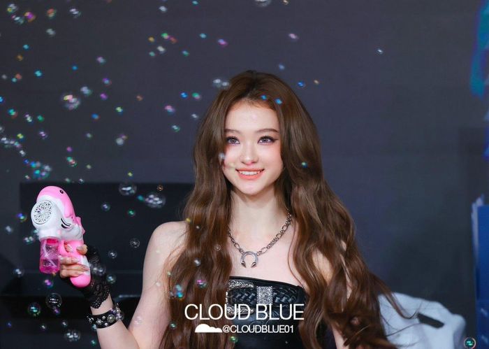  Ella sở hữu chiều cao 1,68 m, với bố người Mỹ và mẹ là người Hàn Quốc lai Đức. Nữ ca sĩ nổi tiếng từ nhỏ khi là người mẫu nhí cho nhiều thương hiệu nổi tiếng. Thừa hưởng nét đẹp lai, Ella có gương mặt thu hút, đôi mắt to tròn, mũi cao với thần thái lôi cuốn. Ảnh: Cloud Blue. 