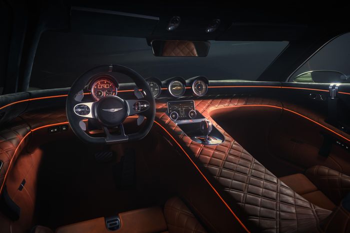  Khoang lái được thiết kế theo phong cách twin-cockpit, tập trung vào người lái với sự kết hợp giữa công nghệ hiện đại, vật liệu cao cấp và cảm giác lái thể thao. 