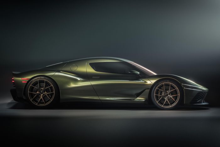  Với cấu hình 2 chỗ ngồi và tỷ lệ kiểu động cơ đặt giữa, Genesis Magma GT Concept sở hữu dáng xe thấp, dài và cân đối như một mẫu xe GT bước ra từ trường đua. 