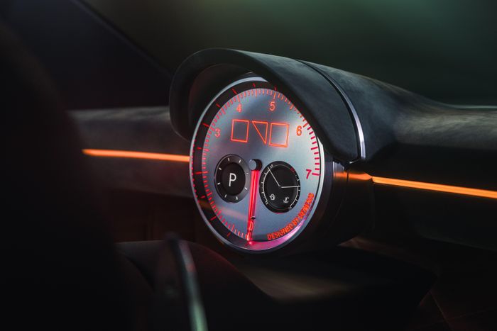 Điểm nhấn trong nội thất Genesis Magma GT Concept là cụm đồng hồ analog lấy cảm hứng từ các thiết bị bấm giờ trong motorsport, tạo cảm giác kết nối trực tiếp với chiếc xe.