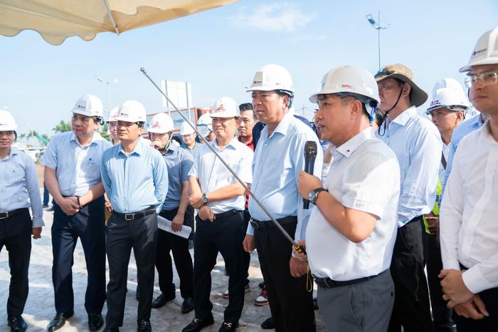 Bộ trưởng Xây dựng Trần Hồng Minh nghe báo cáo tiến độ dự án. Ảnh: Đèo Cả.
