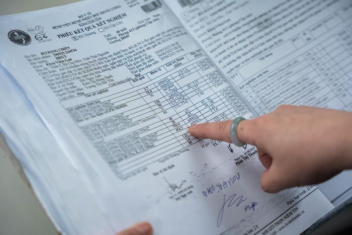 Những con số phản ánh tình trạng tổn thương gan nặng nề của một bệnh nhân. Ảnh: Đinh Hà.