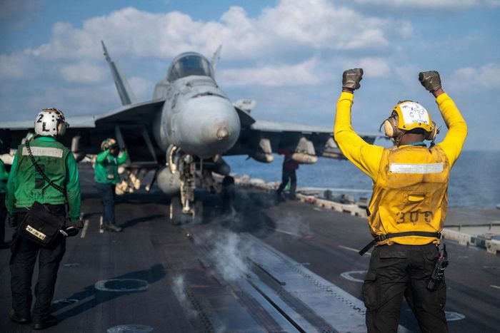 Binh sĩ thuộc Hải quân Mỹ ra hiệu cho tiêm kích F/A-18E Super Hornet trên boong tàu sân bay USS Abraham Lincoln. Ảnh: Hải quân Mỹ.
