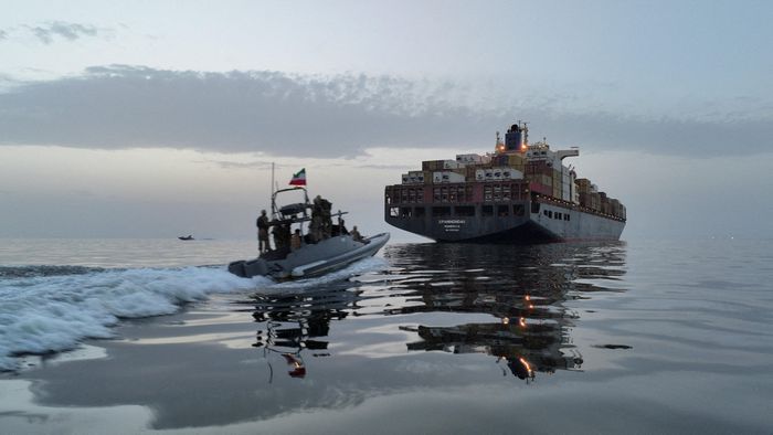 Xuồng cao tốc của IRGC tiếp cận tàu hàng tại eo biển Hormuz. Ảnh: Reuters.