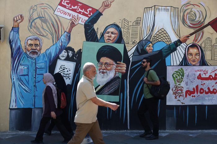 Giới chức Iran nhận thấy chiến sự có lợi và hại, đưa lại cả được và mất. Ảnh: Reuters.