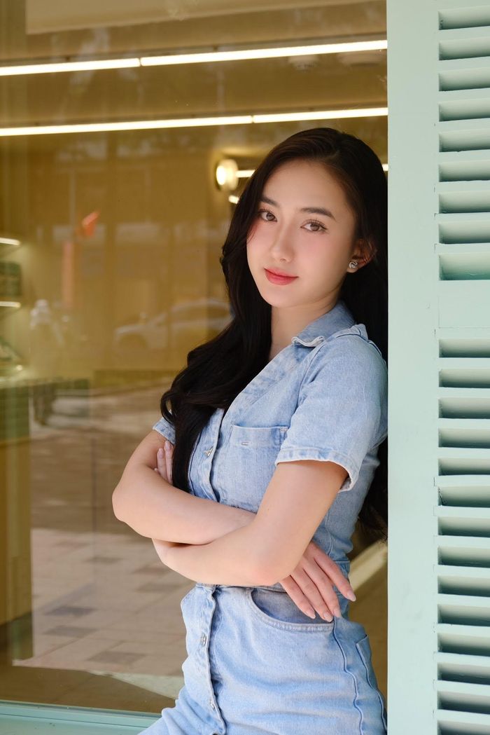  Trên trang cá nhân, nữ diễn viên thường xuyên cập nhật những hình ảnh đời thường, công việc. Cô theo đuổi gu thời trang đa dạng, trẻ trung, hợp lứa tuổi. 