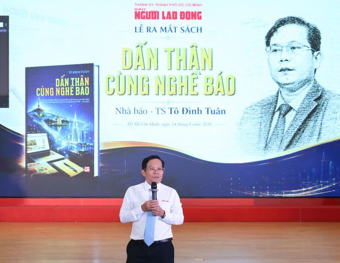 Nhà báo, TS Tô Đình Tuân chia sẻ tại buổi ra mắt sách sáng 14/6. Ảnh: BTC.