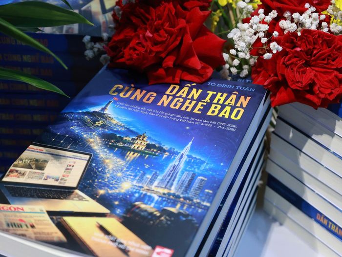 Dấn thân cùng nghề báo tuyển chọn những bài viết tiêu biểu của nhà báo - TS Tô Đình Tuân. Ảnh: Hồng Nga.