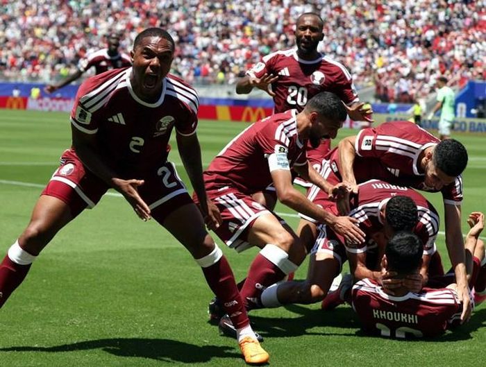 Qatar vỡ òa sau pha đánh đầu của Boualem Khoukhi