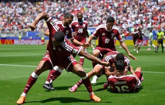 Boualem Khoukhi mừng bàn gỡ hòa 1-1 cho Qatar cùng các đồng đội trong trận gặp Thụy Sĩ ở bảng B World Cup 2026 trên sân San Francisco Bay Area, bang California, Mỹ ngày 13.6 (giờ địa phương). Ảnh: AP