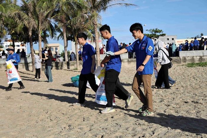 Các tình nguyện viên dọn vệ sinh tại bãi biển