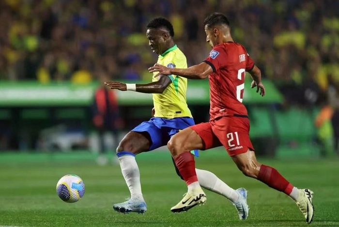 Đội tuyển Brazil (áo vàng) gặp khó trước Morocco