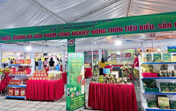 Hội chợ thu hút 230 gian hàng đã tạo nên không gian giao thương nhộn nhịp, góp phần quảng bá sản phẩm địa phương, thúc đẩy tiêu dùng hàng Việt