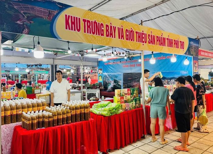 Gian hàng của tỉnh Phú Thọ được quảng bá tại Hội chợ