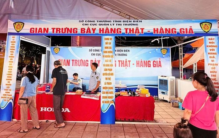 Khu vực trưng bày, nhận diện hàng thật - hàng giả tại hội chợ