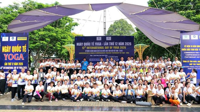 Các đại biểu, người tập Yoga chụp ảnh lưu niệm