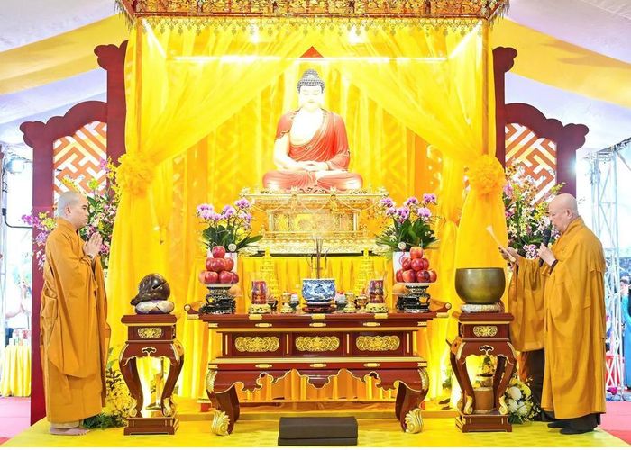 Hòa thượng Thích Lệ Trang (phải), Phó Chủ tịch Hội đồng Trị sự, Trưởng Ban Nghi lễ Trung ương, Trưởng Ban Trị sự GHPG Việt Nam TPHCM chủ trì nghi lễ tưởng niệm
