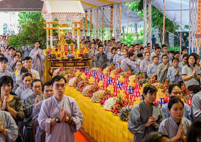 Đại lễ tưởng niệm-kỳ siêu diễn ra trong hai ngày 13 và 14.6, bao gồm chương trình khóa lễ tụng kinh tưởng niệm theo nghi thức tuyền thống của Phật giáo; nghi thức trai đàn chẩn tế siêu tiến anh linh các liệt sĩ đồng bào yêu nước đã hy sinh