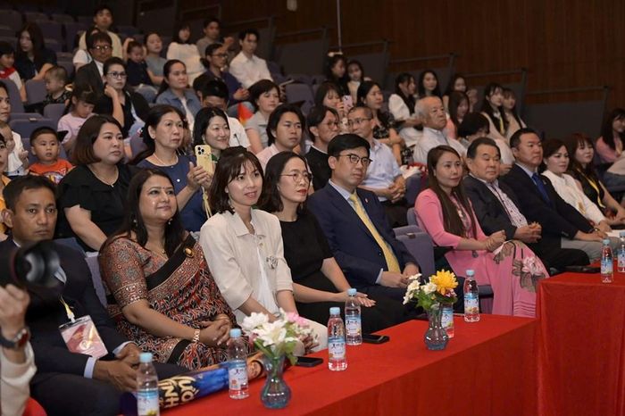 Đông đảo khán giả tham dự chương trình