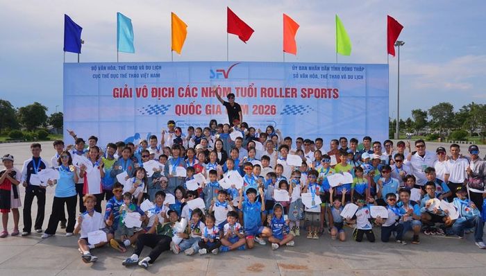 Các vận động viên chụp ảnh lưu niệm sau khi kết thúc giải