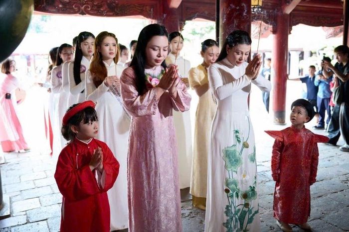 Các thí sinh dâng hương tại Văn Miếu - Quốc Tử Giám