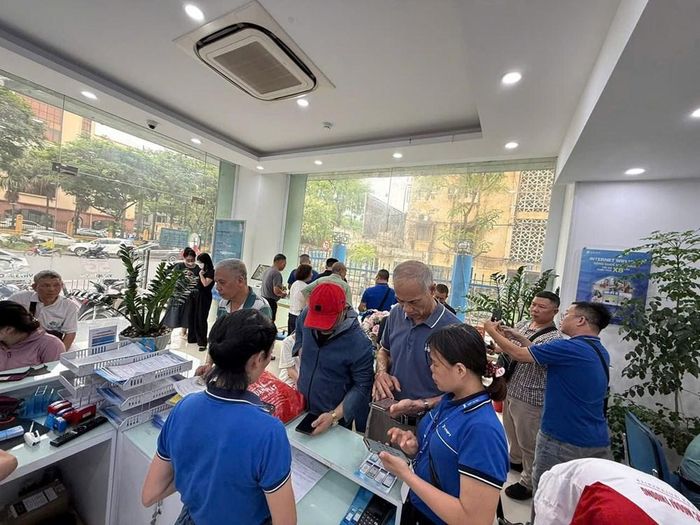 Khách hàng được nhân viên nhà mạng hỗ trợ xác thực SIM chính chủ