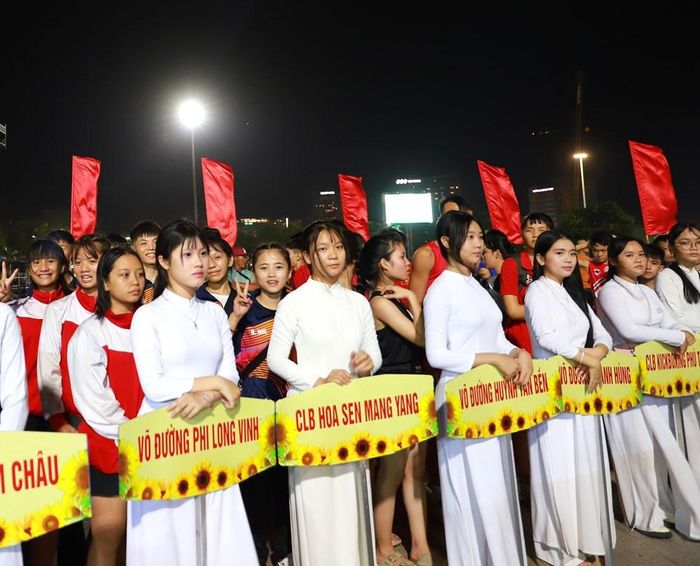 Giải đấu quy tụ 45 võ đường/câu lạc bộ và 15 đoàn (xã, phường), với trên 400 trưởng đoàn, võ sư, HLV và VĐV tham gia thi đấu nội dung Lowkick