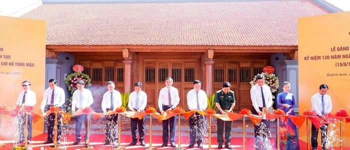 Đại biểu cắt băng khánh thành Dự án Tu bổ, tôn tạo Di tích nhà thờ và mộ đồng chí Hồ Tùng Mậu tại xã Quỳnh Anh (Nghệ An). Ảnh: Phạm Bằng