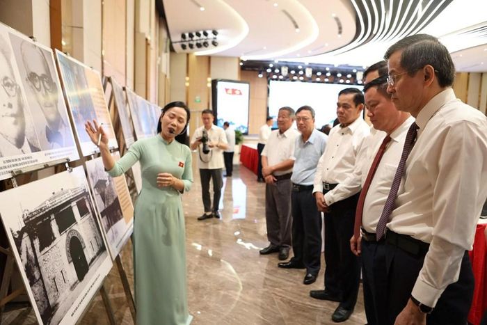 Các đại biểu tham quan khu triển lãm về những đóng góp của đồng chí Hồ Tùng Mậu