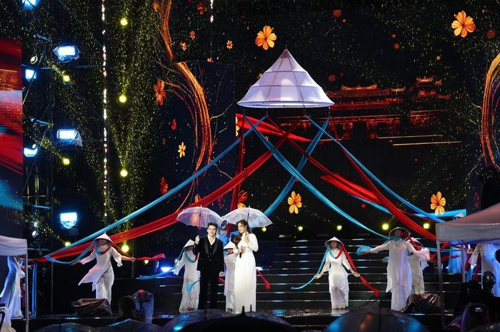 Các nghệ sĩ đội ô biểu diễn trong Gala “Tổ quốc bình yên”.