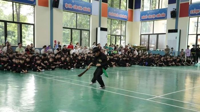 Võ sinh thể hiện bài quyền quy định trong kỳ thi nâng đai.