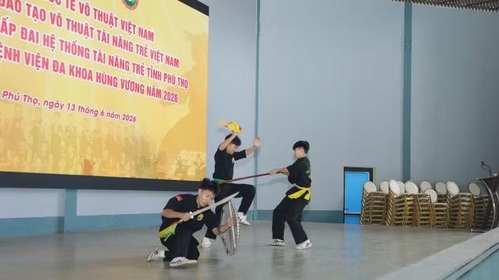 Màn đấu 1 chống 2 có binh khí.