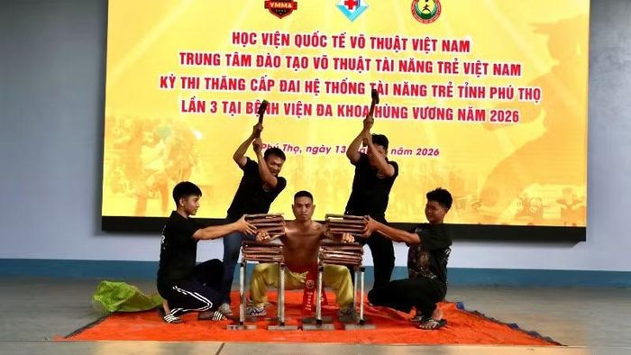 Bài biểu diễn nội công do các võ sư, huấn luyện viên Học viện Quốc tế võ thuật Việt Nam thực hiện.
