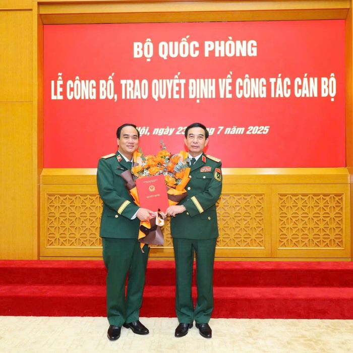 Bộ trưởng Quốc phòng Phan Văn Giang trao quyết định thăng quân hàm Thiếu tướng cho đồng chí Vũ Ngọc Lâm , Phó Giám đốc Bệnh viện Trung ương Quân đội 108.
