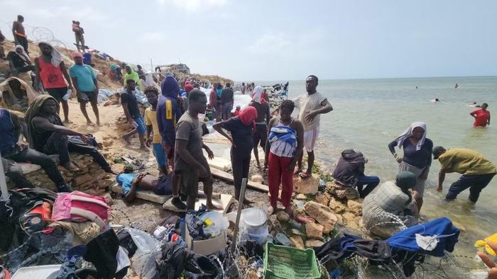 Người di cư tại Ras Ajdir, khu vực biên giới giữa Libya và Tunisia. Ảnh: THX