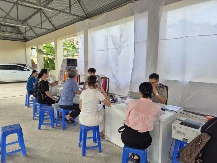 Các chấp hành viên Thi hành án dân sự Thành phố Hà Nội làm việc với các trái chủ trong vụ án Tập đoàn FLC.