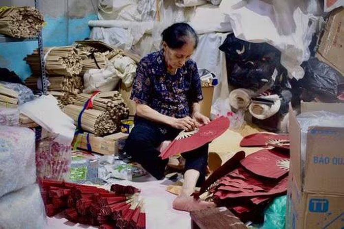 Những người thợ lâu năm vẫn giữ vai trò cốt lõi trong các công đoạn thủ công. Ảnh: Trà Giang