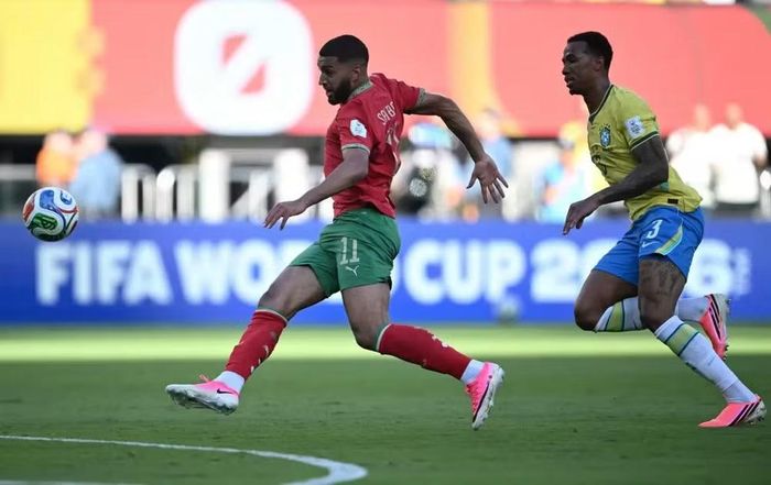 Hai đội bám đuổi nhau quyết liệt. (Ảnh: FIFA)